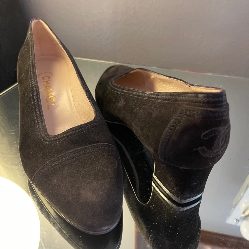 CHANEL Pumps Low Heel Black Suede 38.5 Logo. Like New!